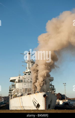 Ex Bateau de la marine américaine en feu dans le dock avec de grandes quantités de fumée à tenir Banque D'Images