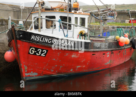 Bateau de pêche dans le port de Roundstone, Connemara, Irlande Banque D'Images