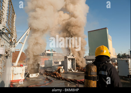 Ex Bateau de la marine américaine en feu dans le dock avec de grandes quantités de fumée à maintenir le modèle entièrement libéré Banque D'Images