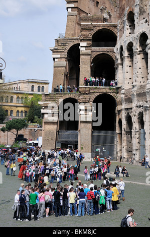 Les touristes attendent d'entrer dans le Colisée, Rome, Italie Banque D'Images