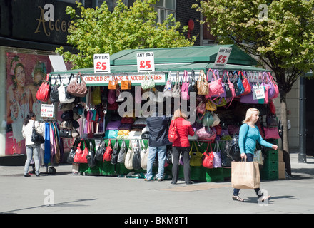 Street market stall UK ; sacs et accessoires stalle, Oxford Street, London UK Banque D'Images