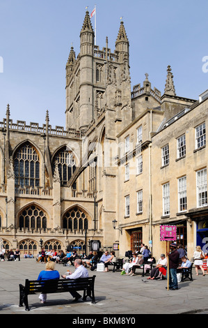 Les touristes à l'extérieur de détente l'abbaye de Bath, England, UK Banque D'Images