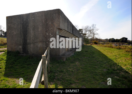 Un ancien bunker de la Seconde Guerre mondiale deux donnant sur Studland beach près de Poole Banque D'Images