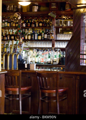 Intérieur d'un bar irlandais traditionnel Banque D'Images
