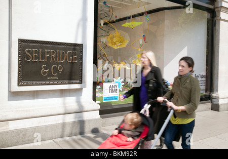 Passé le magasin Shoppers à pied signe, grand magasin Selfridges, Oxford Street, London UK Banque D'Images