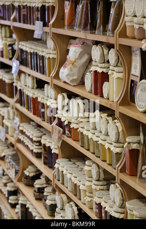 La moutarde, la mayonnaise et la sauce étagère dans une boutique de cadeaux Banque D'Images