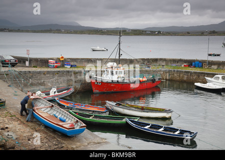 Bateaux de pêche dans le port de Roundstone, Connemara, Irlande Banque D'Images