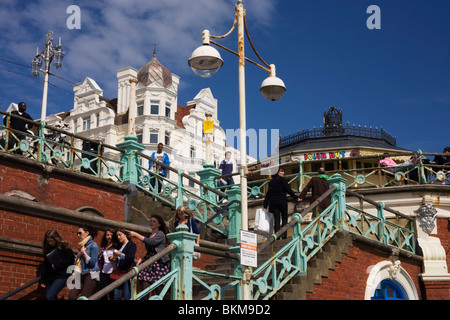 Les gens de mer utilisez les étapes sur la Kings Road Brighton étapes près de la jetée Ouest. Banque D'Images