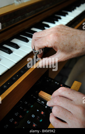 Détail de Cynthia Miller mains - un expert en jouant les Ondes Martenot - Mai 2008 Birmingham Symphony Hall Banque D'Images