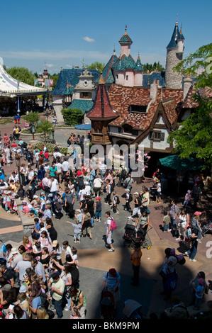 Chessy, France, Parcs à thème, personnes visitant Disneyland Paris, vue d'ensemble Grande foule Banque D'Images