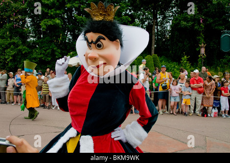 Chessy, France, Parcs à thème, foule personnes visitant Disneyland Paris, personnage de la Reine des coeurs, employé en Costume, Parade Banque D'Images