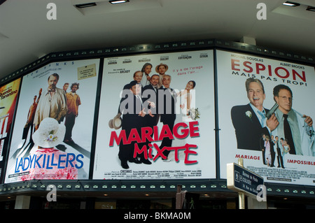 Salles de cinéma françaises, gros plan, façade, affiches de vieux films, Paris France, publicité française vintage, signe de film Banque D'Images