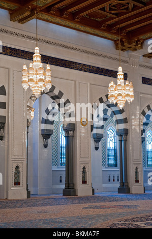 L'intérieur de la grande salle de prière dans la Grande Mosquée Sultan Qaboos, Muscat, Oman Banque D'Images