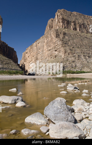 Rio Grande avec l'embouchure du canyon Santa Elena derrière, dans le parc national de Big Bend, à l'ouest du Texas. River sépare les États-Unis du Mexique. ©Bob Daemmrich Banque D'Images