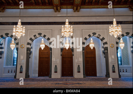 L'intérieur de la grande salle de prière dans la Grande Mosquée Sultan Qaboos, Muscat, Oman Banque D'Images