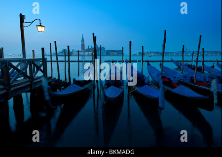 Les gondoles amarrées à l'aube sur le grand canal à Venise Italie Banque D'Images