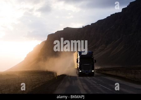 La route 1 est une route goudronnée mais est couvert par les cendres volcaniques de l'éruption volcanique de Eyjafjallajokull glacier, Sud de l'Islande. Banque D'Images