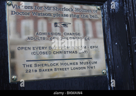 Plaque d'information relatifs à Sherlock Holmes et le docteur Watson au 221b Baker Street. Banque D'Images