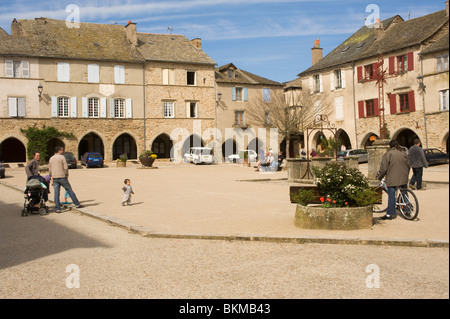 La belle place de la ville dans la Communauté ancienne Bastide de Sauveterre-de-Rouergue Aveyron France Banque D'Images