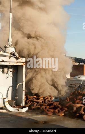 Ex Bateau de la marine américaine en feu dans le dock avec de grandes quantités de fumée à tenir Banque D'Images