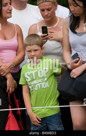 Paris, France, Parcs à thème, touristes visitant Disneyland Paris, enfant regardant Parade, public dans la rue, famille, Parade [WP] [caucasien] Banque D'Images