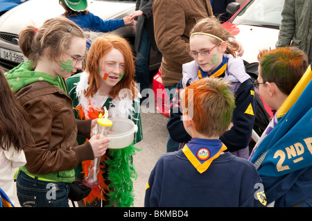 Les enfants s'amusant à la Saint Patrick's Day Parade à Skerries, comté de Dublin, Irlande 2010 Banque D'Images