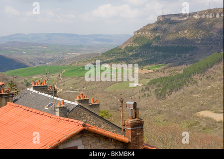 Les toits de tuiles rouges de Roquefort-sur-Soulzon avec escarpement calcaire Aveyron Midi-Pyrénées France Banque D'Images