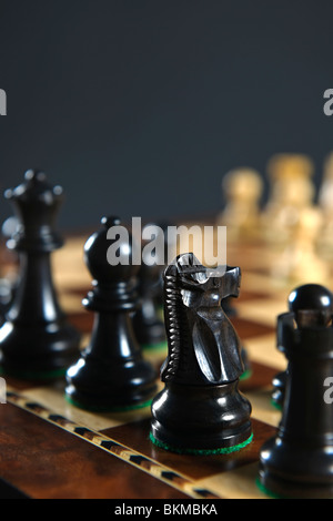 Close up of black pièces des échecs sur l'échiquier en bois Banque D'Images