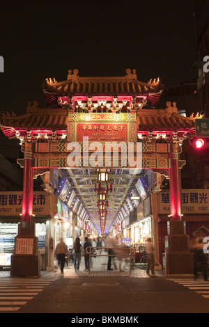 Les panneaux d'éclairage sans fin et les gens la nuit shopping dans la rue du Marché de nuit de Huaxi touristiques, Wanhua District, Taipei, Taiwan Banque D'Images