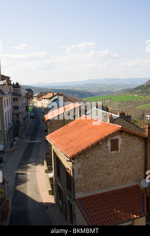 Les toits de tuiles rouges de Roquefort-sur-Soulzon avec escarpement calcaire Aveyron Midi-Pyrénées France Banque D'Images