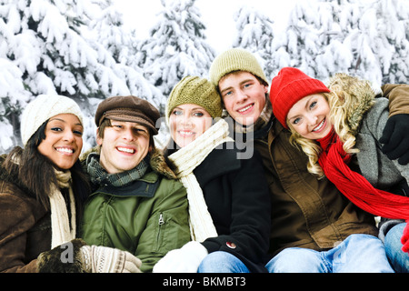 Groupe de jeunes amis diverses à l'extérieur en hiver Banque D'Images