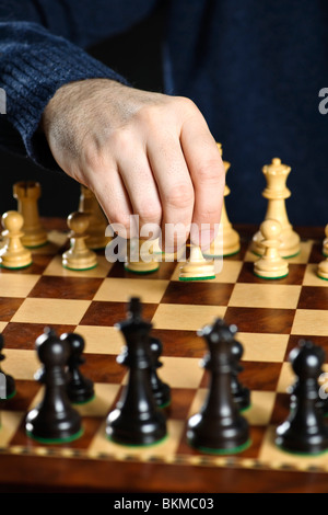 Déménagement à la main un pion sur l'échiquier en bois pièce d'échecs en tant que premier pas Banque D'Images