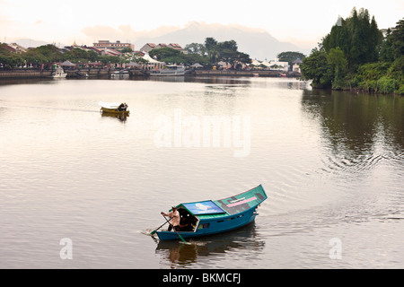 Tambangs (sampan (bateau-taxi) sur la rivière Sungai Sarawak (Sarawak). Kuching, Sarawak, Bornéo, Malaisie. Banque D'Images