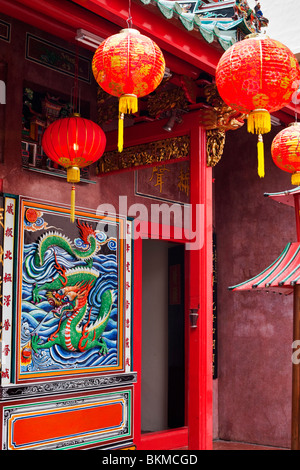 Lanternes chinoises décorent l'entrée de sang Ti Miao temple sur Jalan Carpenter. Kuching, Sarawak, Bornéo, Malaisie. Banque D'Images