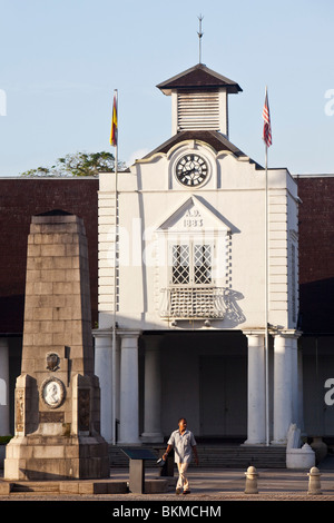 Le Old Court House, bâtiment de l'horloge et Charles Mémorial Brooke sur le front. Kuching, Sarawak, Bornéo, Malaisie. Banque D'Images
