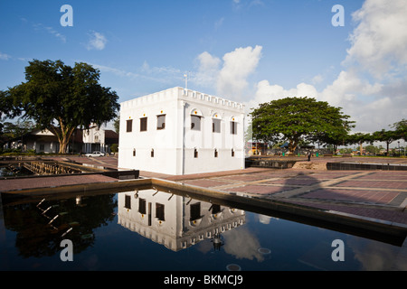 Le clocher carré, construit comme un fort en 1879, sur la rivière Sarawak. Kuching, Sarawak, Bornéo, Malaisie. Banque D'Images