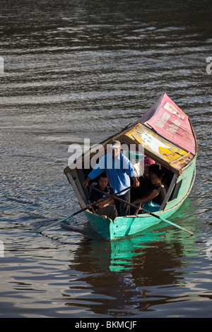 Un sampan (bateau-taxi tambang) transporte des passagers de l'autre côté de la rivière Sungai Sarawak (Sarawak). Kuching, Sarawak, Bornéo, Malaisie. Banque D'Images