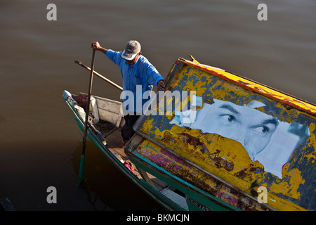 Un tambang (bateau-taxi) sampan attend pilote passagers sur la rivière Sarawak. Kuching, Sarawak, Bornéo, Malaisie. Banque D'Images