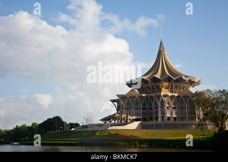 Édifice de l'Assemblée législative de l'État de Sarawak sur la rivière Sarawak. Kuching, Sarawak, Bornéo, Malaisie. Banque D'Images