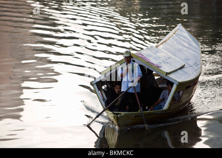 Tambang (bateau-taxi) sampan sur la rivière Sarawak. Kuching, Sarawak, Bornéo, Malaisie. Banque D'Images