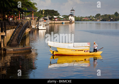 Un tambang (bateau-taxi) sampan sur la rivière Sarawak. Kuching, Sarawak, Bornéo, Malaisie. Banque D'Images