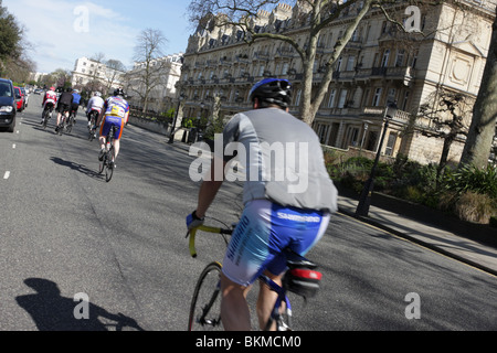 Les cyclistes dehors et environ pendant une belle journée de printemps,Cercle extérieur dans Regents Park est le choix de leur lieu d'exposition. Banque D'Images