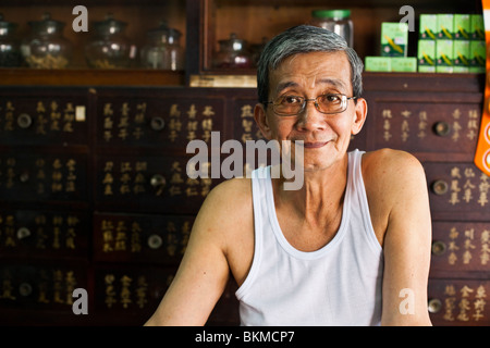 La médecine chinoise herboriste à Kuching, Sarawak, Bornéo, Malaisie. Banque D'Images