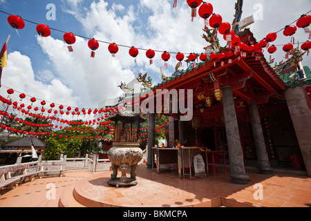 Temple chinois de Tua Pek Kong décoré durant le Nouvel An chinois. Kuching, Sarawak, Bornéo, Malaisie. Banque D'Images