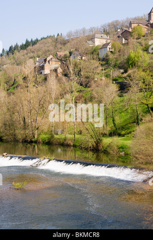 Le Village de La Garde-Viaur haut au-dessus de la rivière Viaur avec valley Woodland Tarn Midi-Pyrénées France Banque D'Images