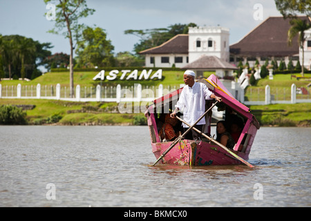 Tambang (sampan (bateau-taxi) traverser la rivière Sungai Sarawak (Sarawak). Kuching, Sarawak, Bornéo, Malaisie. Banque D'Images