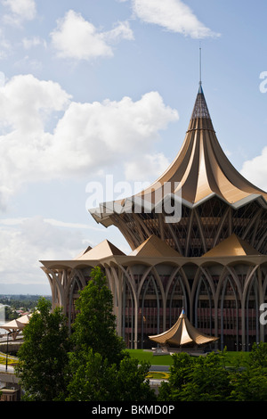 L'architecture de l'Édifice de l'Assemblée législative de l'État de Sarawak (Dewan Undangan Negeri). Kuching, Sarawak, Bornéo, Malaisie. Banque D'Images