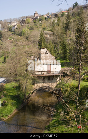 Le Village de La Garde-Viaur haut au-dessus de la rivière Viaur avec valley Woodland Tarn Midi-Pyrénées France Banque D'Images