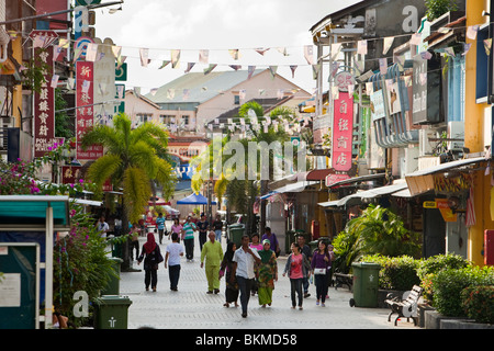 Shoppers sur Jalan Inde - une rue piétonne. Kuching, Sarawak, Bornéo, Malaisie. Banque D'Images