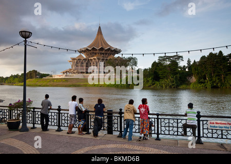 Vue de l'Édifice de l'Assemblée législative de l'état du front de mer. Kuching, Sarawak, Bornéo, Malaisie. Banque D'Images